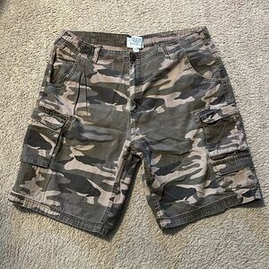 Camouflage Cargo Shorts. Men’s 38.